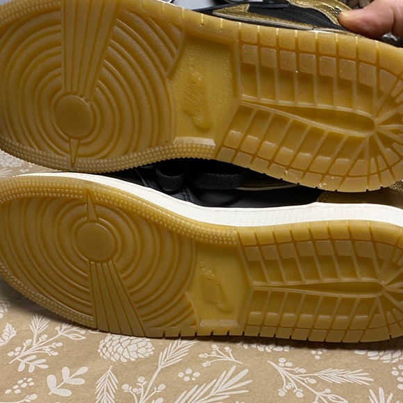 Nike Youth size 7 Black and Gold High-Top Sneakers - Picture 6 of 9